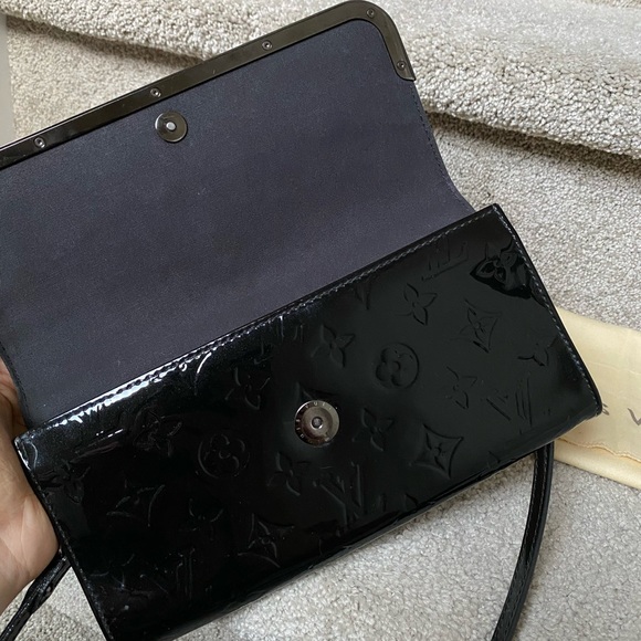 HOLD. Louis Vuitton vernis clutch with strap - Picture 9 of 12